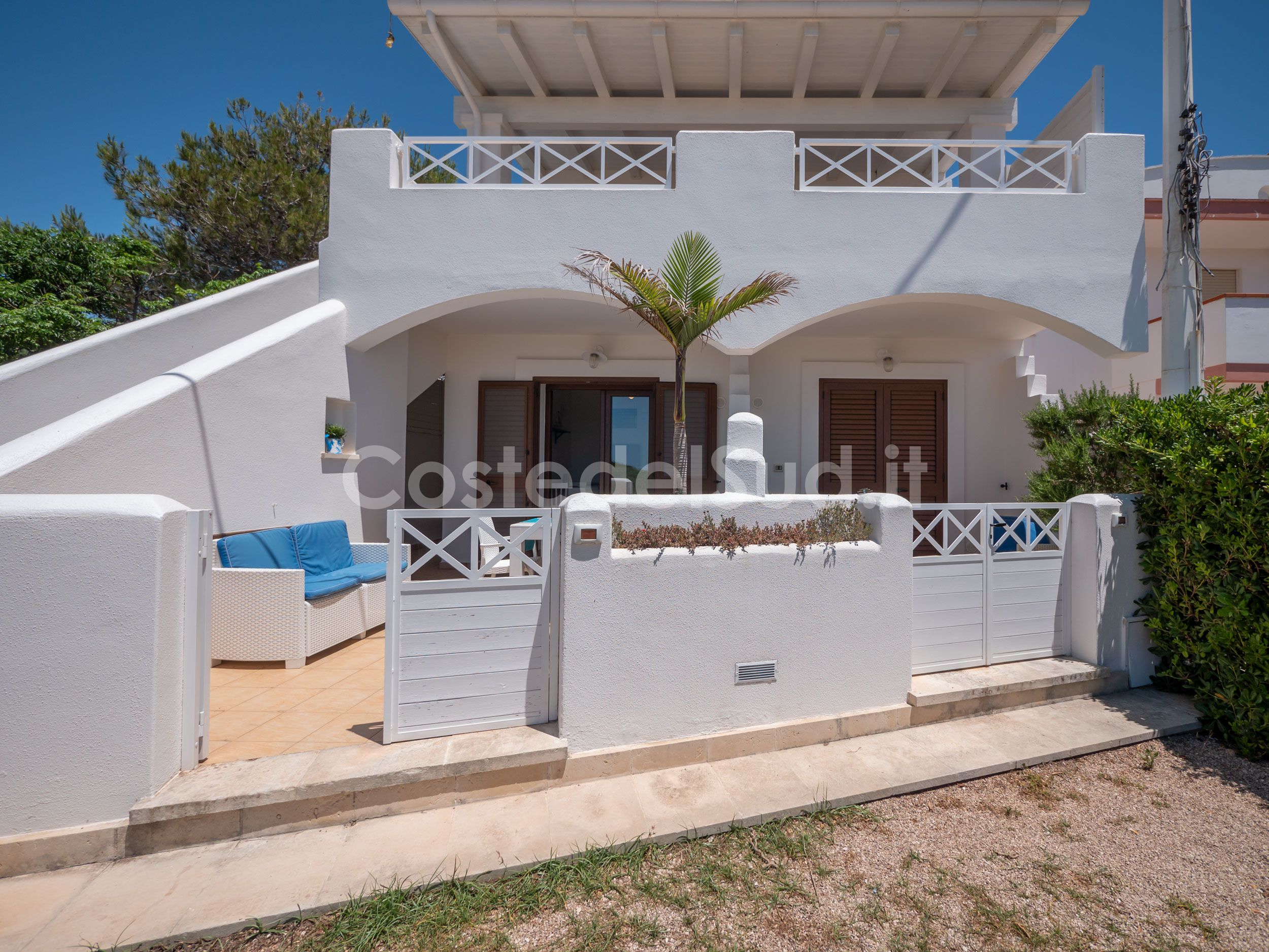 Portico con tavolo e sedie