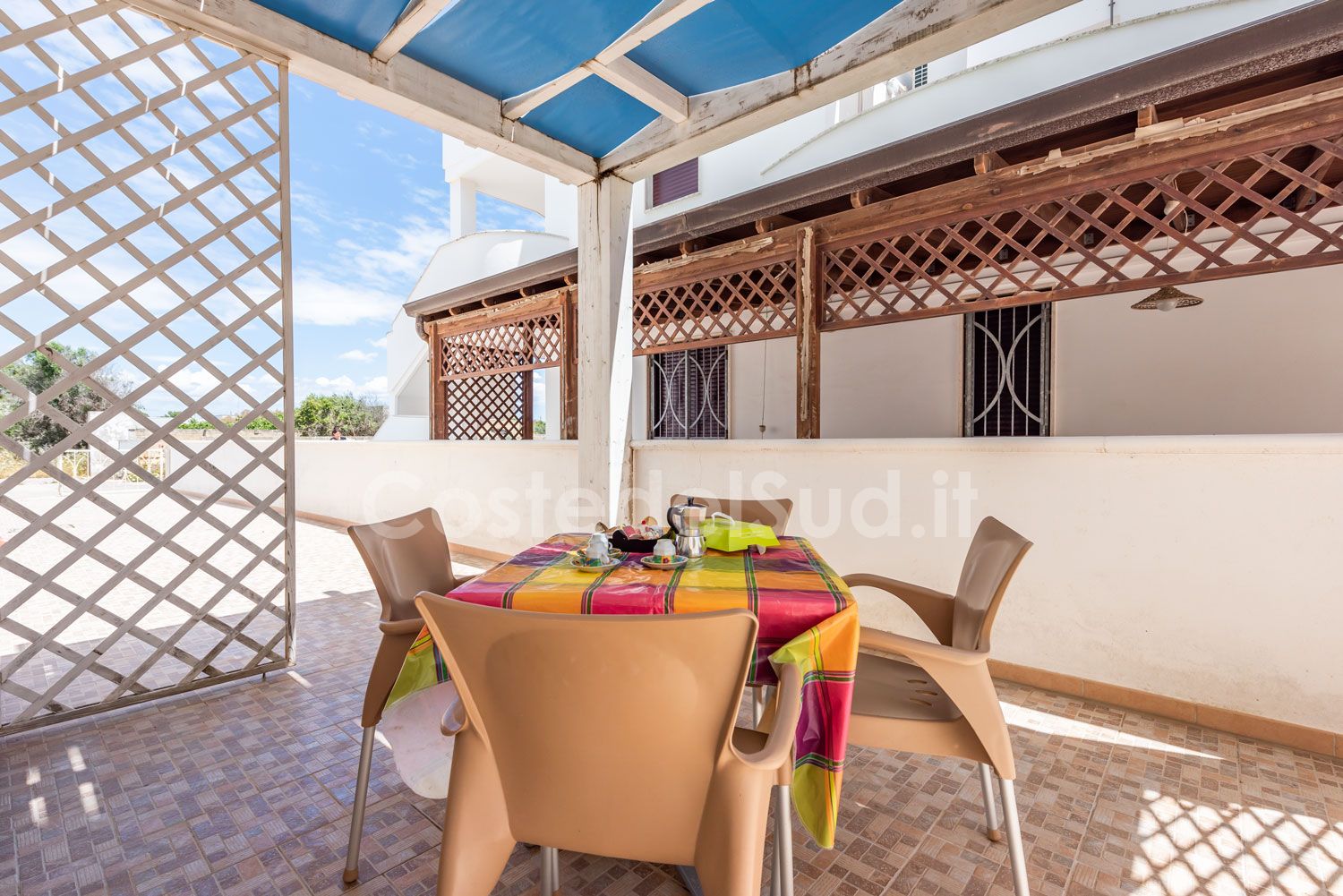 Pergolato posteriore con barbecue e lavabo