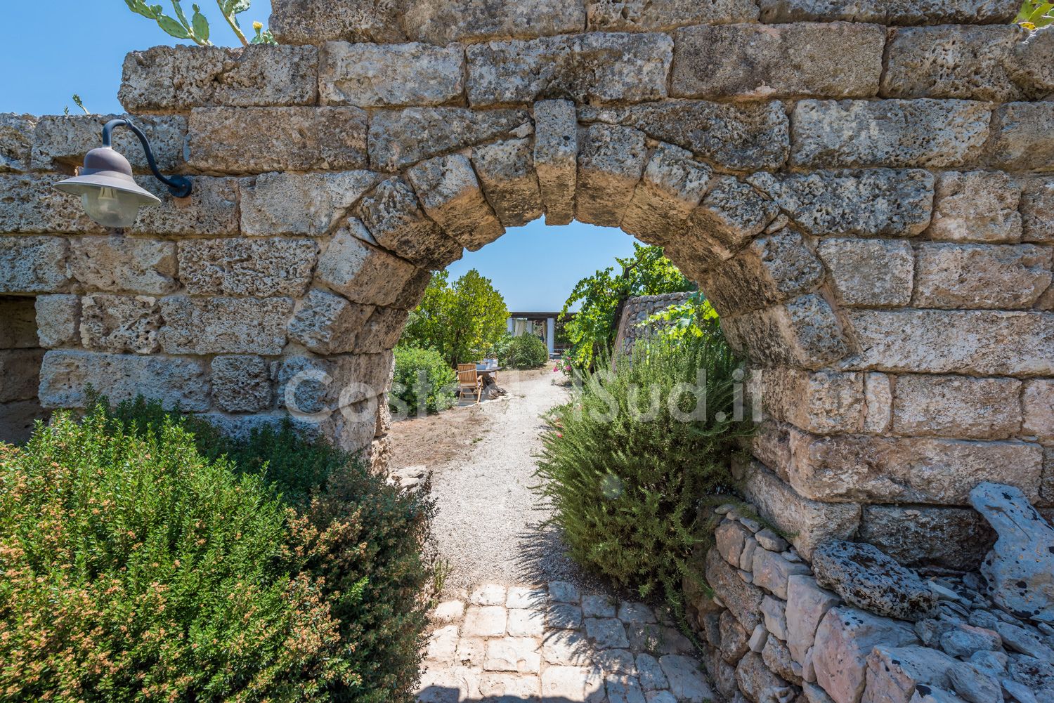 Totale fronte della villa/pagliara