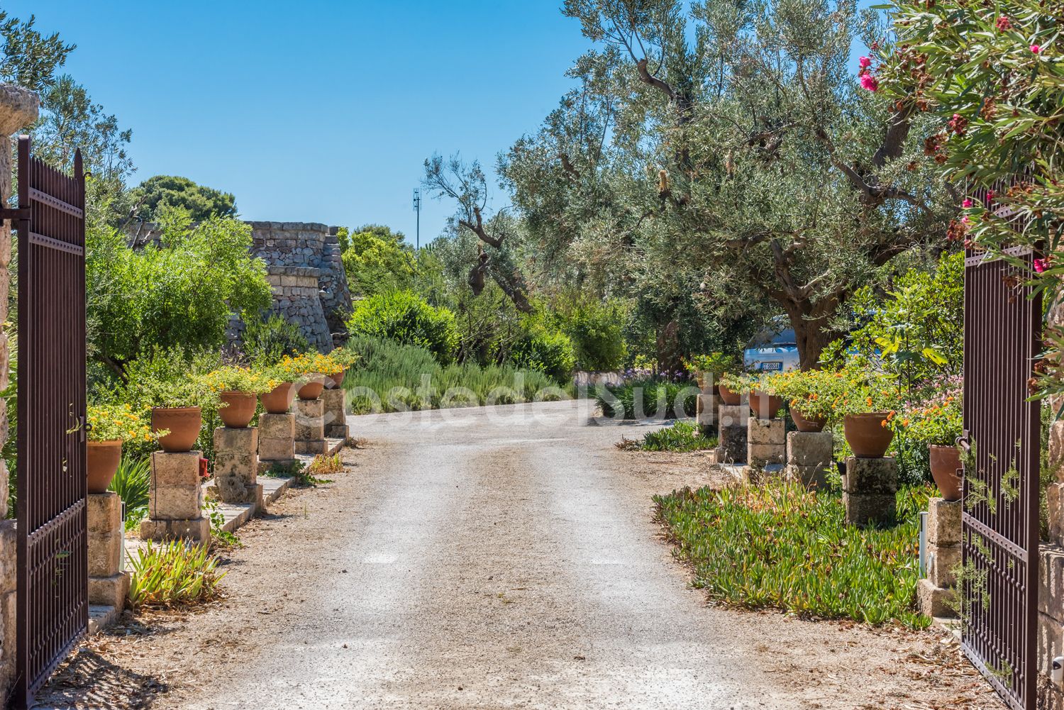 Vista del portico e parte piscina
