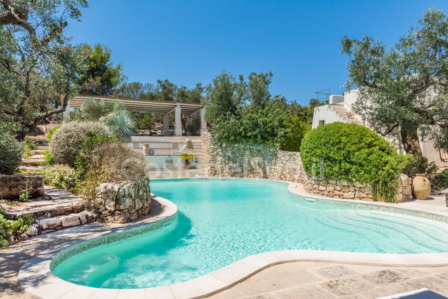 La piscina in notturna