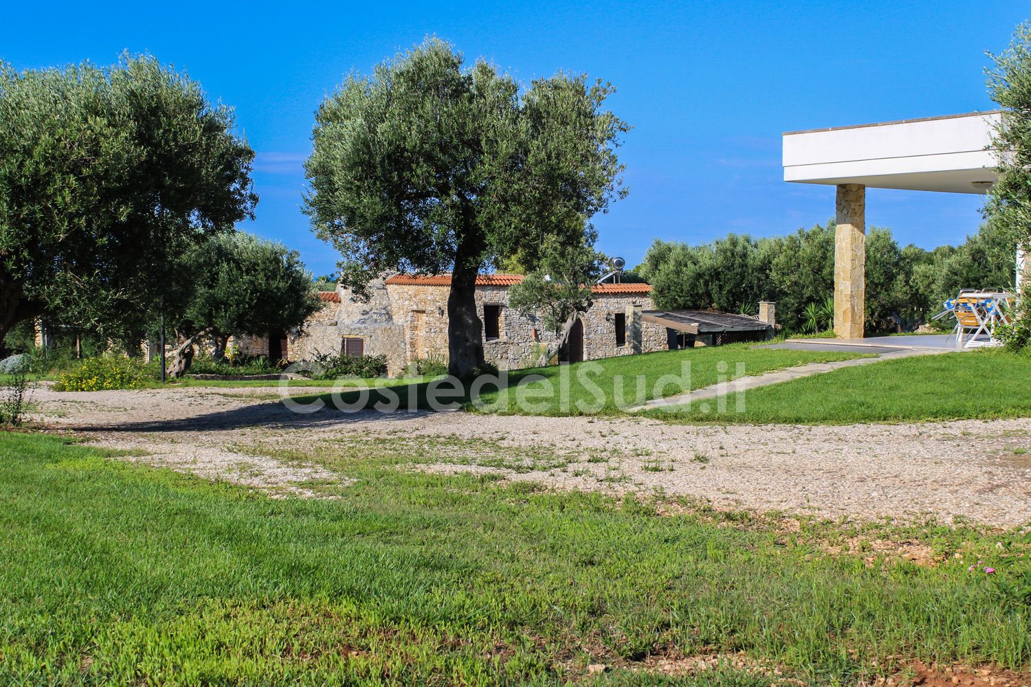 Il portico sul fronte
