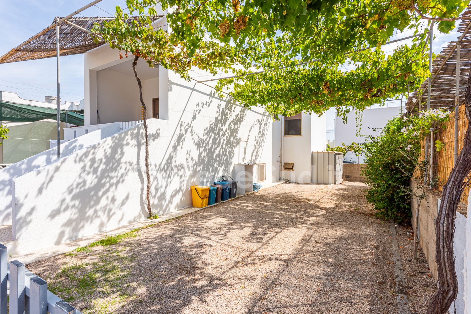 Fronte casa con portico