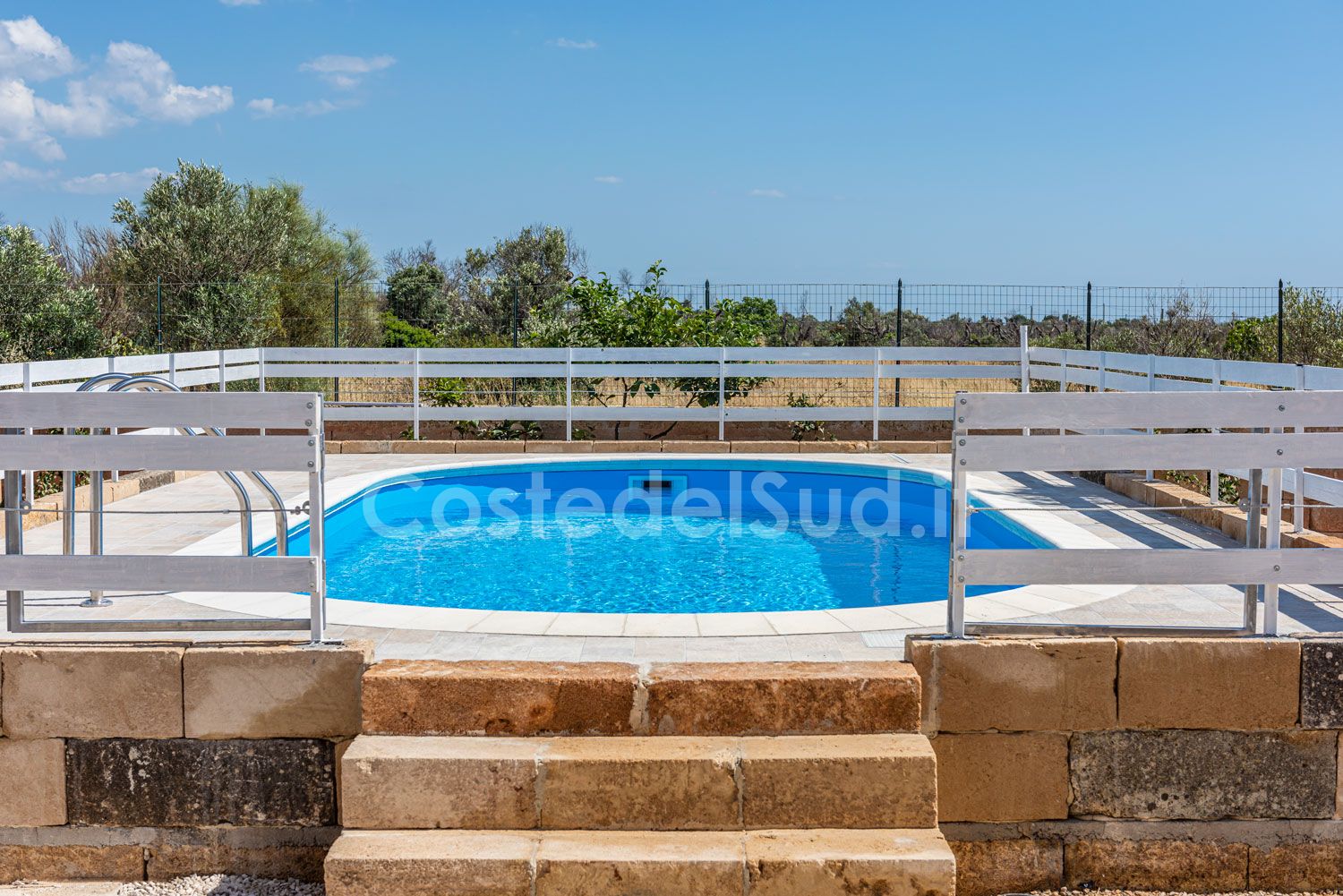 La caletta di sabbia vicina alla villa