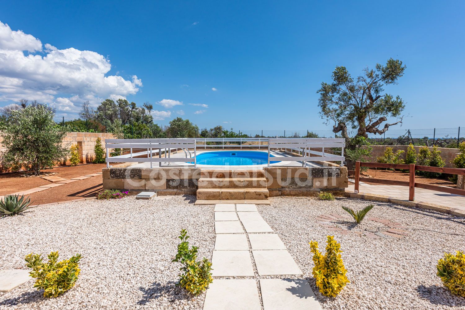 La caletta di sabbia vicina alla villa