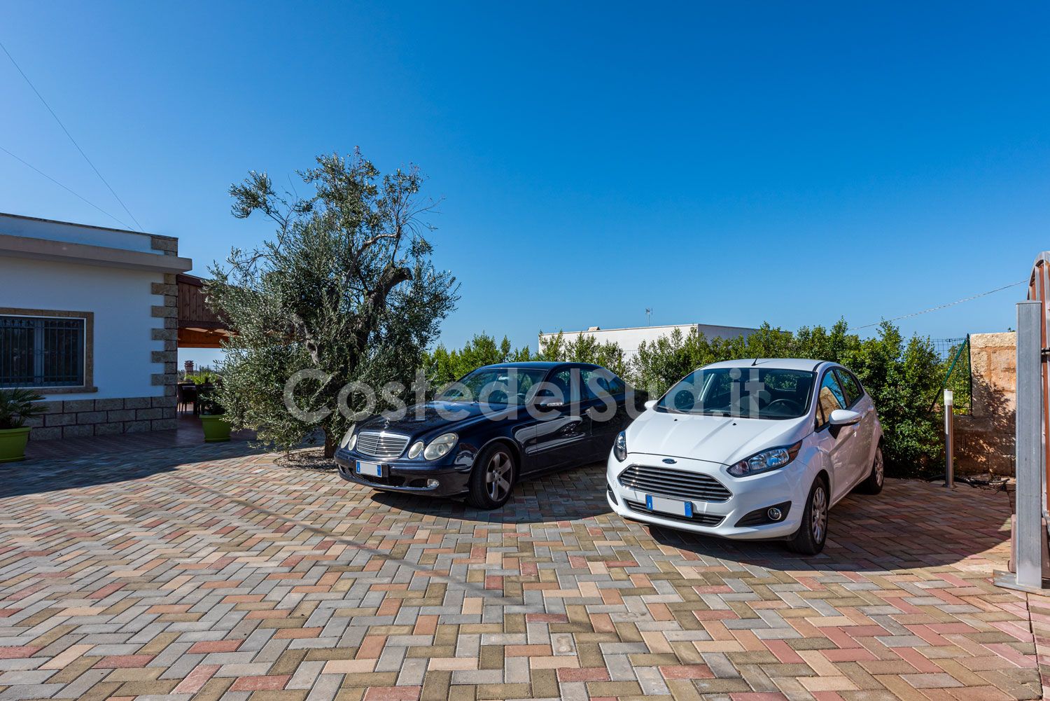 La strada che collega la villa al mare