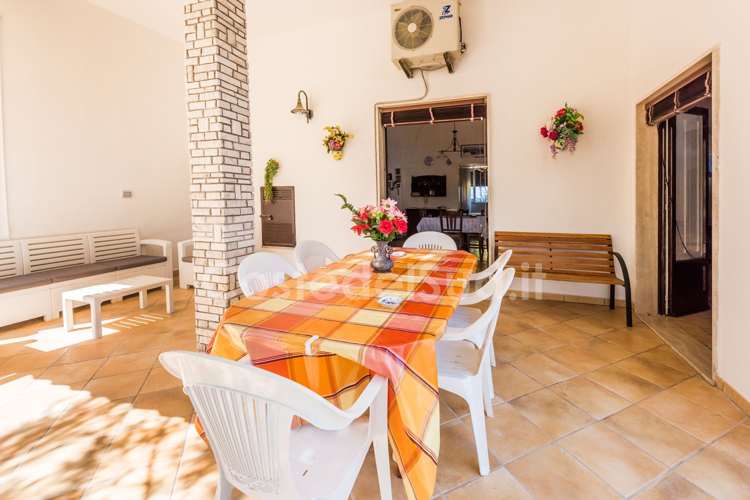 Il patio esterno sul retro