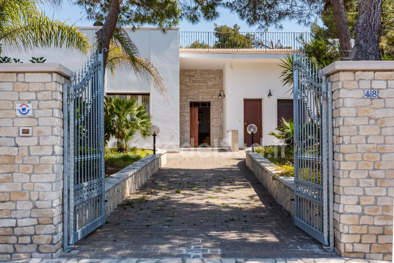 Viale di entrata (uno di 2)