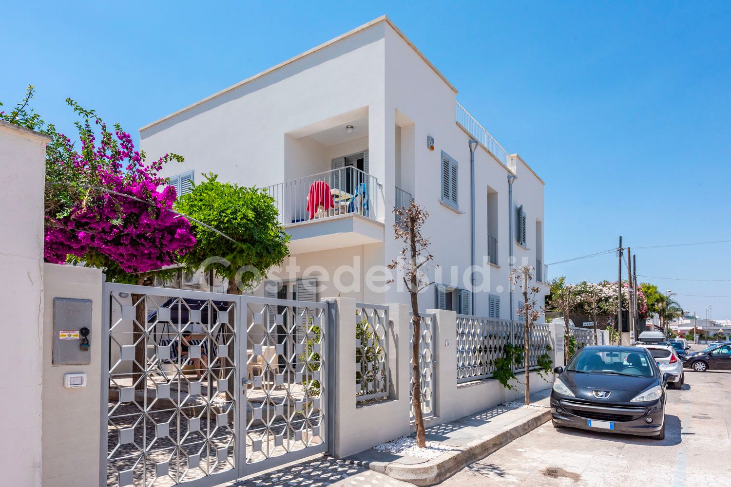 Fronte villa e strada antistante