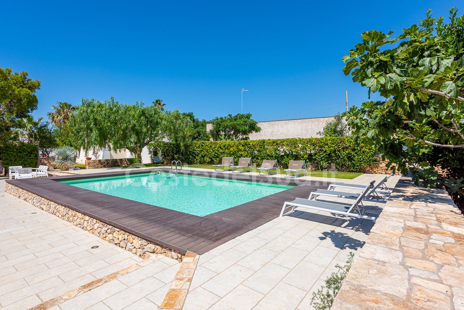 Fronte casa dal giardino