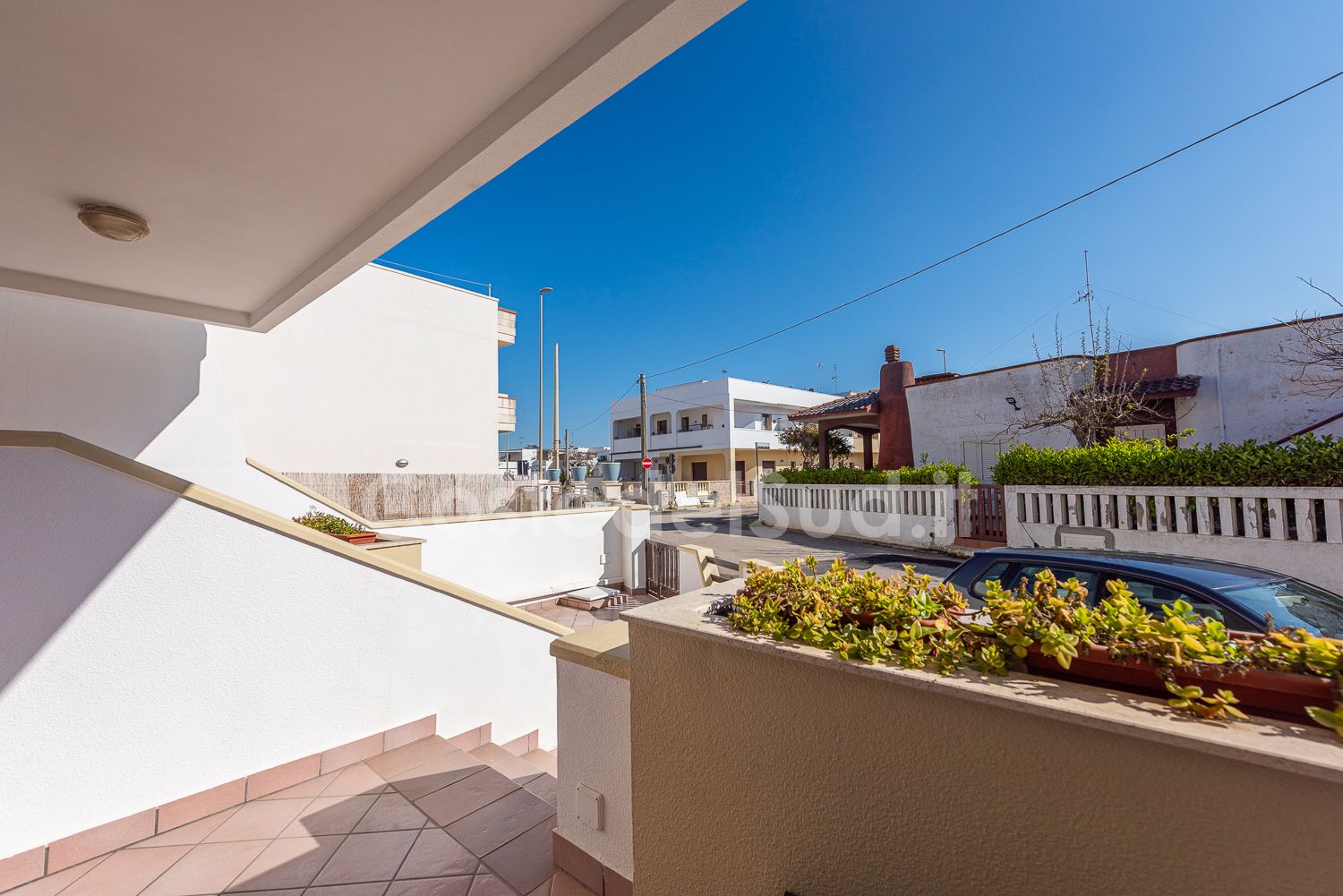 Fronte villa con piscina