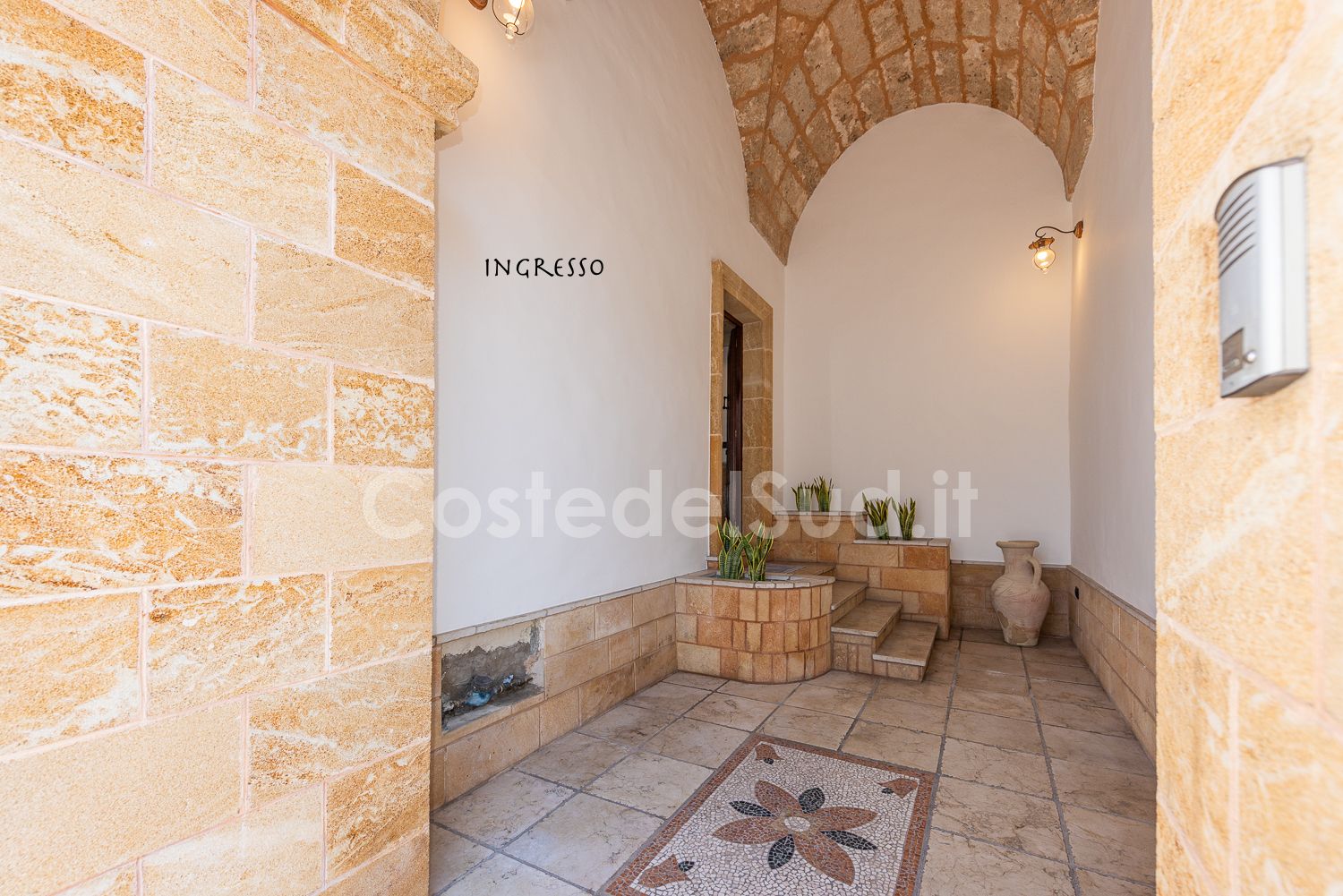 Fronte villa con giardino
