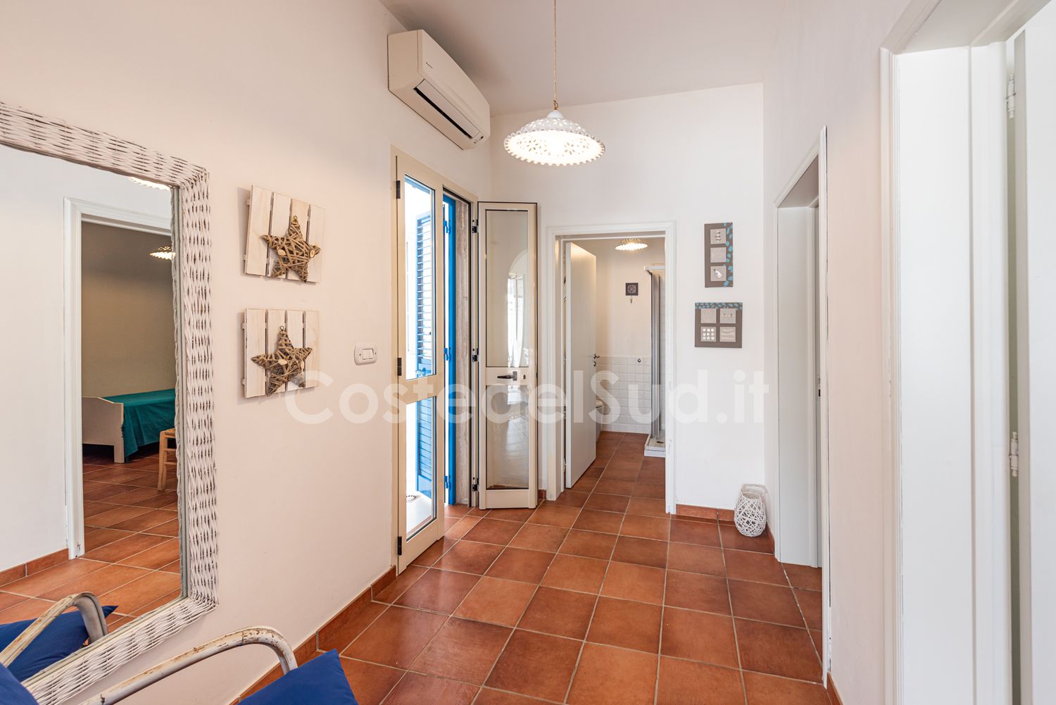 Patio con arredo giardino