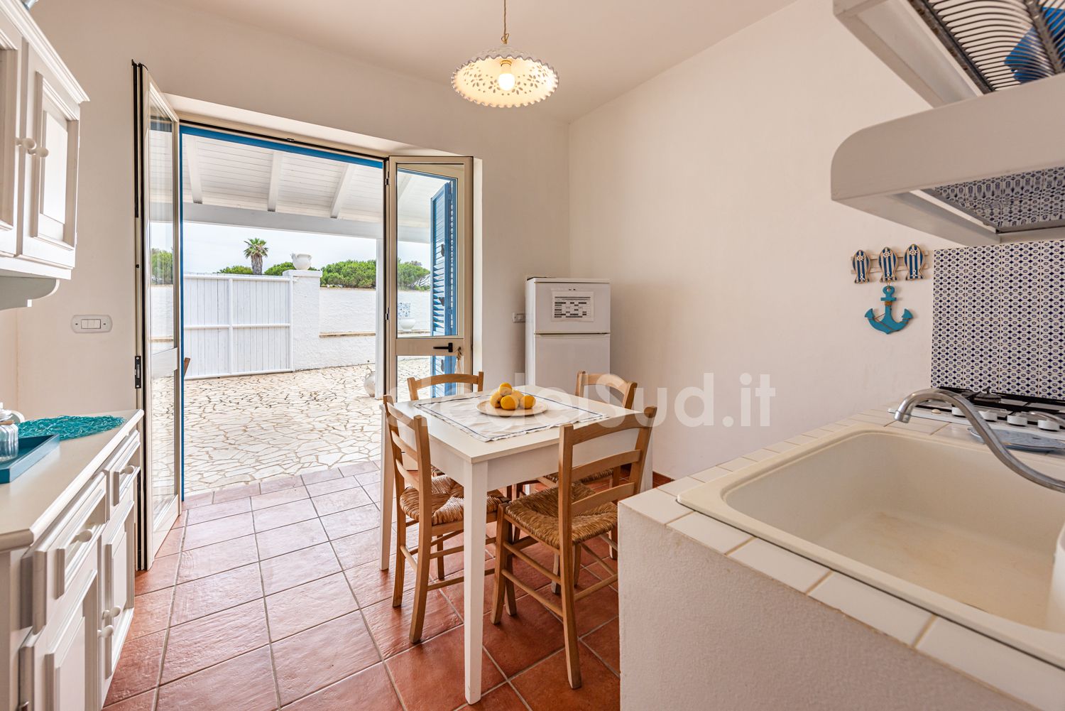 Patio con arredo giardino