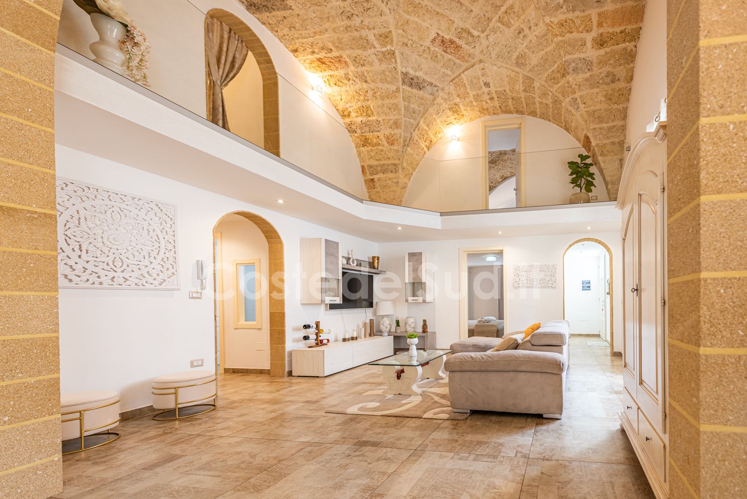 Fronte casa con posto auto