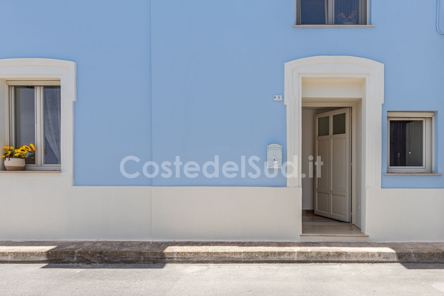 Fronte casa con posto auto