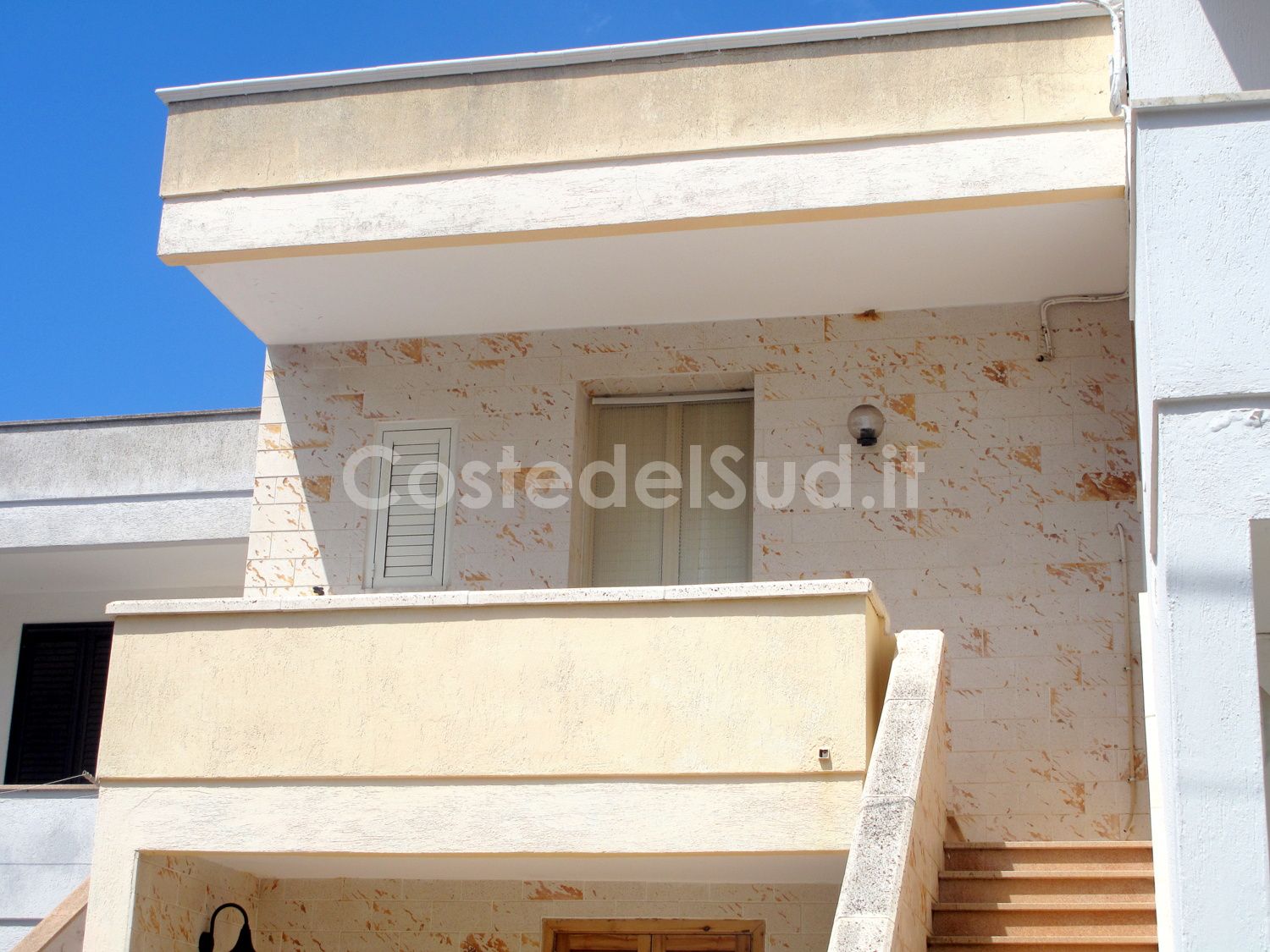 -SCALE CON INGRESSO DELLA CASA