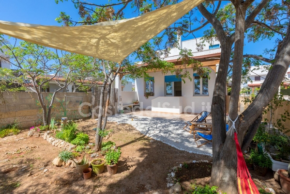 Villetta indipendente immersa nel verde con mare fronte casa Torre San Giovanni