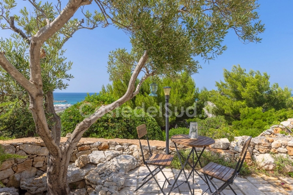 Villetta vista mare in puro stile mediterraneo. Torre Vado