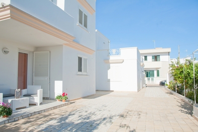 Nuovo appartamento ampi spazi esterni ben arredato con mare a piedi. Torre San Giovanni - Foto 5