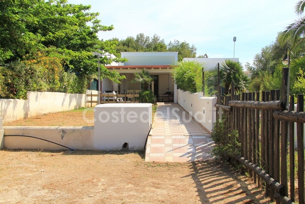 Villetta sulla spiaggia indipendente con giardino Torre San Giovanni