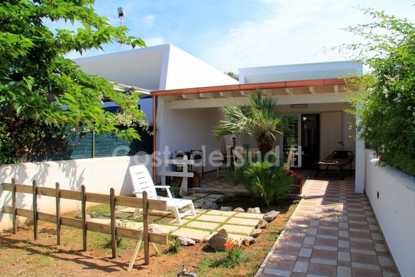 Villetta sulla spiaggia indipendente con giardino Torre San Giovanni