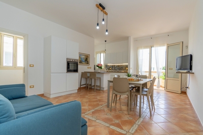 Appartamento primo piano con parcheggio privato.