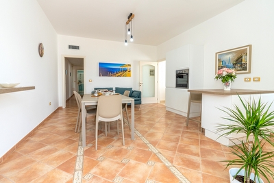 Appartamento primo piano con parcheggio privato.