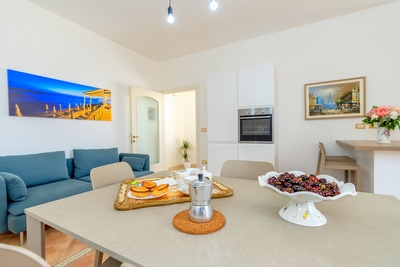 Appartamento primo piano con parcheggio privato.