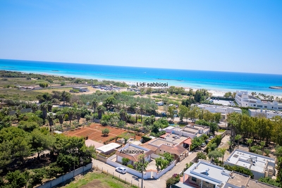 Villetta indipendente ampi spazi esterni e spiaggia sabbiosa a piedi. Torre San Giovanni - Foto principale