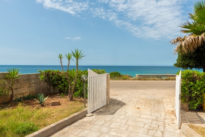 Villino immerso nel verde a pochi metri dal mare. Torre San Giovanni - Foto 2