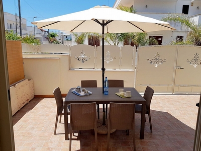 Appartamento spiaggia vicina su due livelli con camere nel seminterrato. Torre San Giovanni - Foto 3