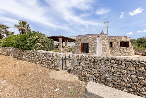 Trullo sul mare con ampio giardino indipendente Posto Rosso