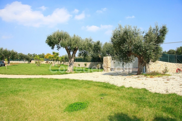 Villa con parco verde e ampi spazi  Torre Vado