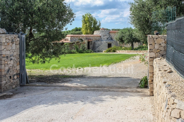 Trullo inserito in contesto con giardino Torre Vado
