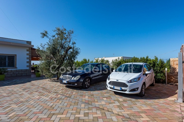 Villetta indipendente con piscina esclusiva con ampi spazi esterni Capilungo