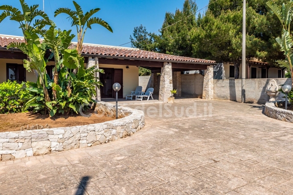 Villetta indipendente con ampio spazio esterno ed ampio portico Capilungo