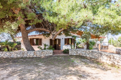 Villetta con quattro posti letto all'ombra di due grossi pini secolari.