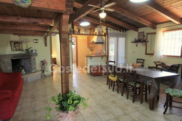 Villetta indipendente immersa nel verde.