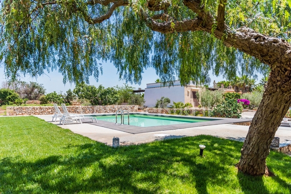 Giardino mediterraneo Villetta con piscina condivisa Posto Rosso