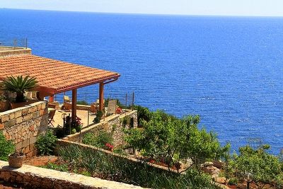 Villetta in stile mediterraneo a picco sul mare. Marina di Novaglie