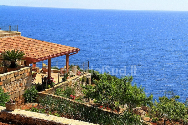 Villetta in stile mediterraneo a picco sul mare.