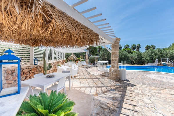 Villa con giardino e piscina esclusiva gallery