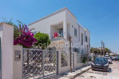 Trilocale con spiaggia a piedi in zona centrale Torre Lapillo - Foto principale