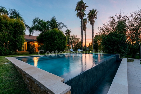 Villetta con piscina condivisa, ampio giardino, 450 mt da lidi sabbiosi. Gallipoli