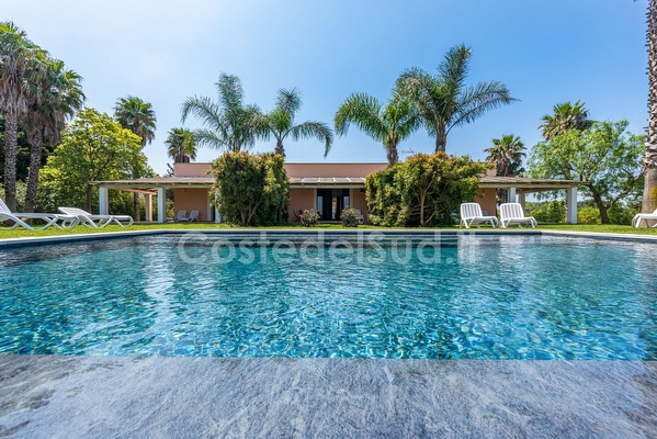 Villetta con giardino e piscina condivisa  500 mt dalla spiaggia Gallipoli