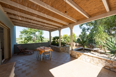 Villetta indipendente immersa nel verde a pochi passi dal mare