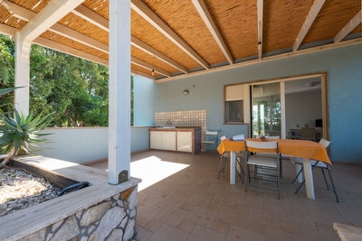 Villetta indipendente immersa nel verde a pochi passi dal mare