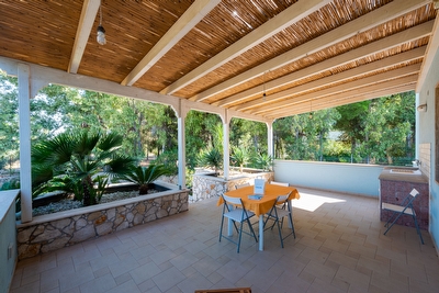 Villetta indipendente immersa nel verde a pochi passi dal mare