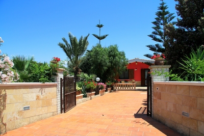 Villa esclusiva indipendente immersa nel verde e mare vicino.